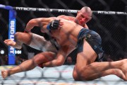 足球比分-送车臣狼王生涯首败！UFC328中量级冠军战：斯特里克兰爆冷夺冠|奇马耶夫|凯文·加内特|肖恩-斯特里克兰|坎扎特-奇马耶夫|白大拿_新浪体育_新浪新闻